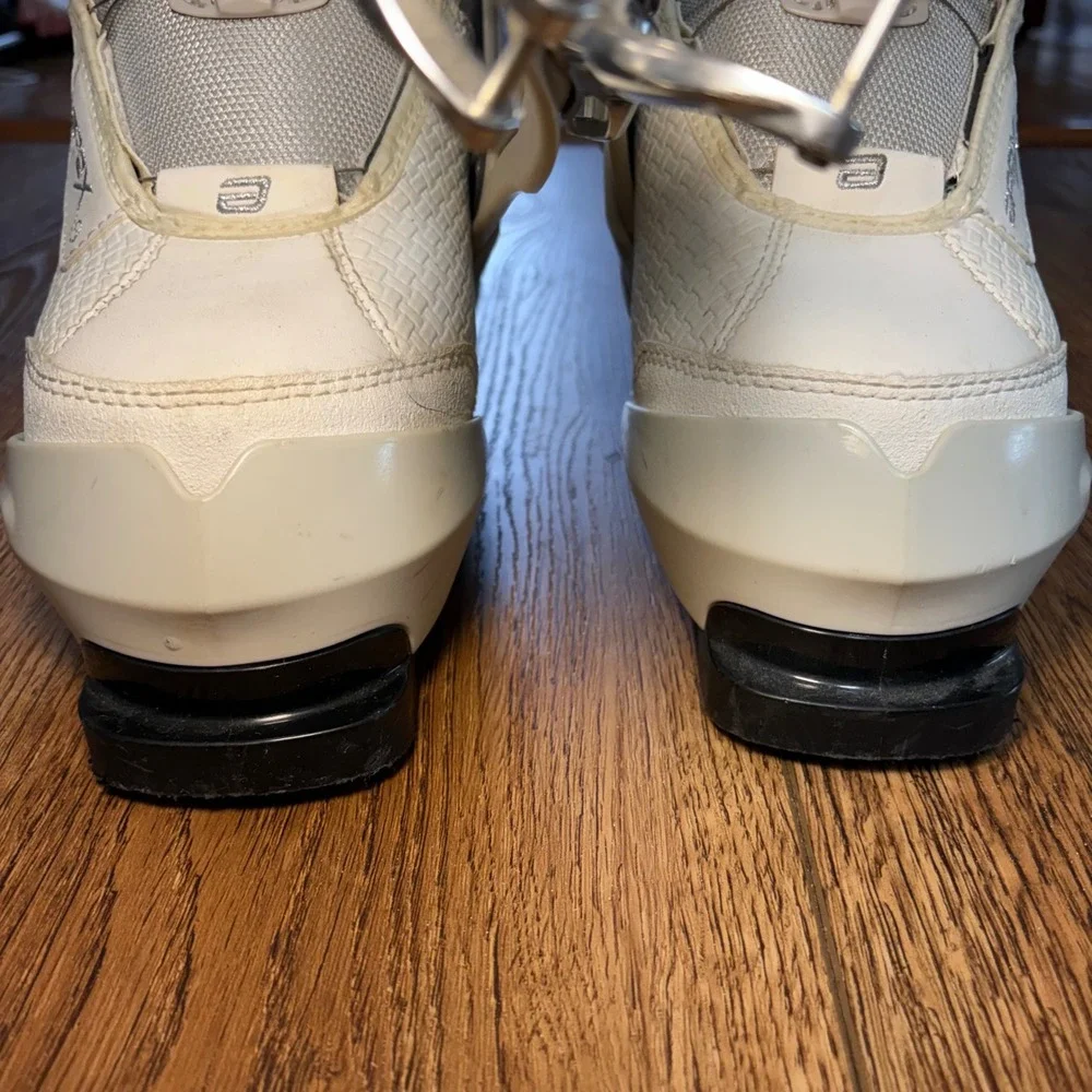 Apex ML-1 women's downhill ski boots Size 24.0 white gray snow boots
